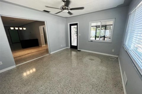 House in Gulfport, Florida 2 bedrooms, 126.72 sq.m. № 1901289 - photo 20