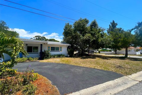 House in Gulfport, Florida 2 bedrooms, 126.72 sq.m. № 1901289 - photo 7