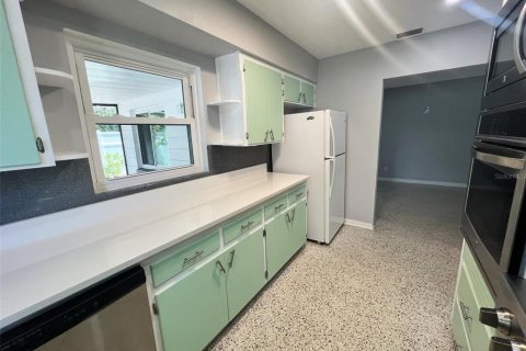 House in Gulfport, Florida 2 bedrooms, 126.72 sq.m. № 1901289 - photo 13