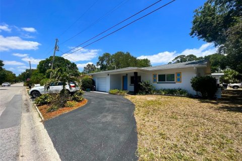 House in Gulfport, Florida 2 bedrooms, 126.72 sq.m. № 1901289 - photo 6