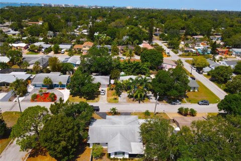 House in Gulfport, Florida 2 bedrooms, 126.72 sq.m. № 1901289 - photo 3