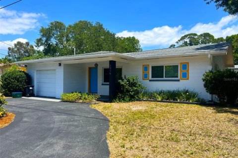 House in Gulfport, Florida 2 bedrooms, 126.72 sq.m. № 1901289 - photo 1