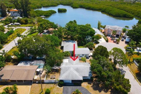 House in Gulfport, Florida 2 bedrooms, 126.72 sq.m. № 1901289 - photo 2