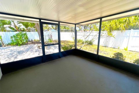 House in Gulfport, Florida 2 bedrooms, 126.72 sq.m. № 1901289 - photo 22