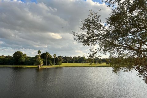 Condominio en venta en Coconut Creek, Florida, 2 dormitorios, 120.77 m2 № 1964840 - foto 18