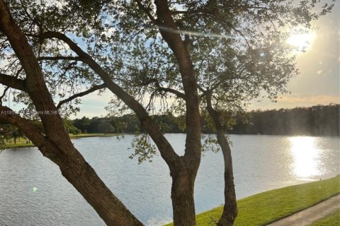 Condominio en venta en Coconut Creek, Florida, 2 dormitorios, 120.77 m2 № 1964840 - foto 10