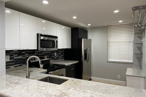 Condominio en venta en Coconut Creek, Florida, 2 dormitorios, 120.77 m2 № 1964840 - foto 2