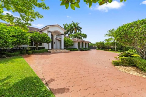 Casa en venta en Miami, Florida, 6 dormitorios, 596.71 m2 № 2003368 - foto 5