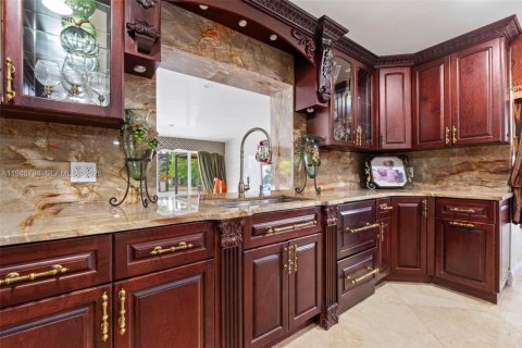 Casa en venta en Miami, Florida, 6 dormitorios, 596.71 m2 № 2003368 - foto 25