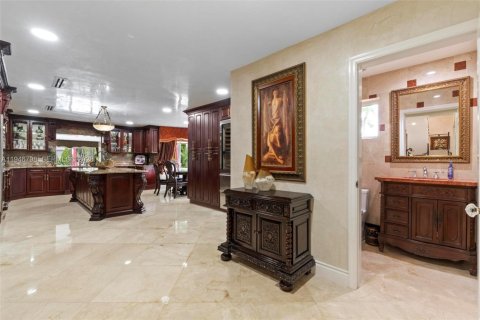 Casa en venta en Miami, Florida, 6 dormitorios, 596.71 m2 № 2003368 - foto 18