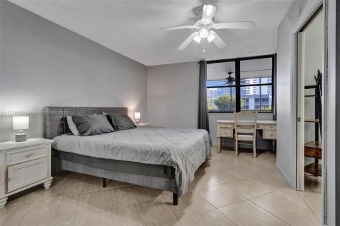 Condo in Aventura, Florida, 3 bedrooms  № 1977497 - photo 18