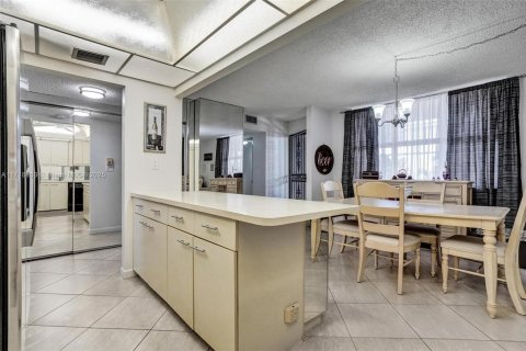 Condo in Aventura, Florida, 3 bedrooms  № 1977497 - photo 12