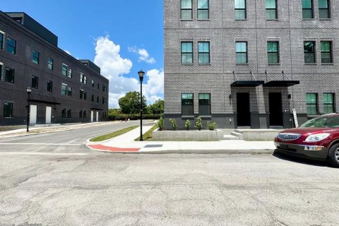 Townhouse in Tampa, Florida 3 bedrooms, 195.47 sq.m. № 1893895 - photo 2