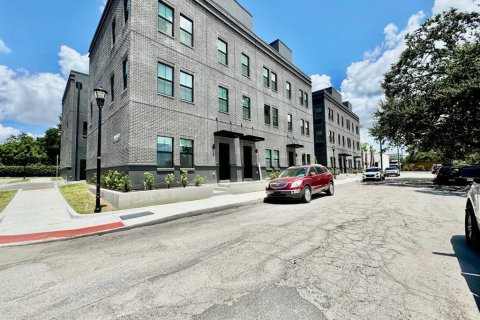 Townhouse in Tampa, Florida 3 bedrooms, 195.47 sq.m. № 1893895 - photo 1