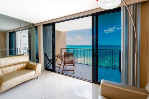 Снять в аренду квартиру в Холливуд, Флорида 1 спальня, 91.04м2, № 1954795 - фото 4