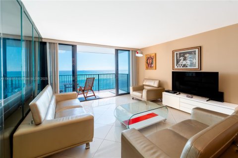 Снять в аренду квартиру в Холливуд, Флорида 1 спальня, 91.04м2, № 1954795 - фото 3