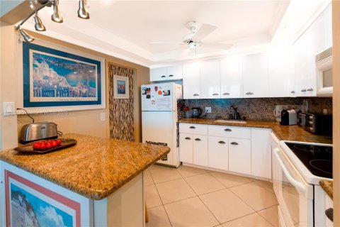 Снять в аренду квартиру в Холливуд, Флорида 1 спальня, 91.04м2, № 1954795 - фото 10