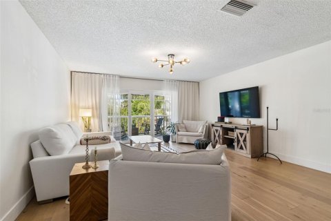 Condo in Palm Harbor, Florida, 2 bedrooms № 2214842 - photo 11