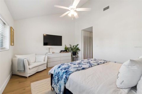 Condo in Palm Harbor, Florida, 2 bedrooms № 2214842 - photo 18
