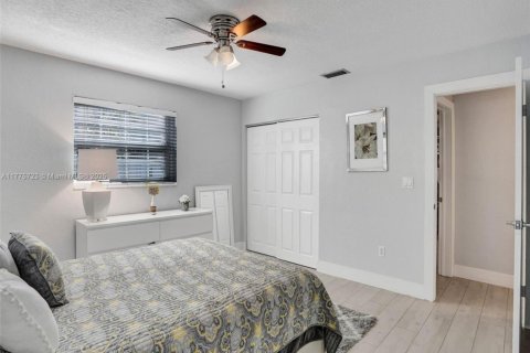 House in Dania Beach, Florida 4 bedrooms, 198.25 sq.m. № 1921074 - photo 16