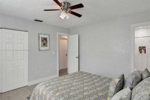 House in Dania Beach, Florida 4 bedrooms, 198.25 sq.m. № 1921074 - photo 15
