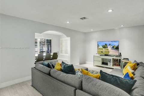 House in Dania Beach, Florida 4 bedrooms, 198.25 sq.m. № 1921074 - photo 11