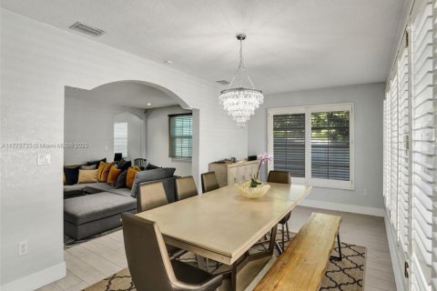 House in Dania Beach, Florida 4 bedrooms, 198.25 sq.m. № 1921074 - photo 8