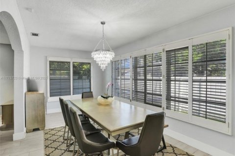 House in Dania Beach, Florida 4 bedrooms, 198.25 sq.m. № 1921074 - photo 6