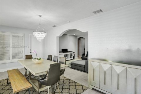 House in Dania Beach, Florida 4 bedrooms, 198.25 sq.m. № 1921074 - photo 7