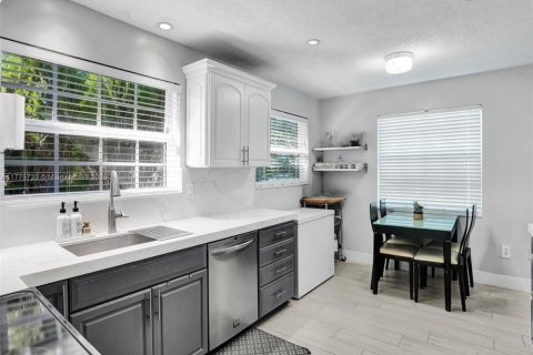 House in Dania Beach, Florida 4 bedrooms, 198.25 sq.m. № 1921074 - photo 2