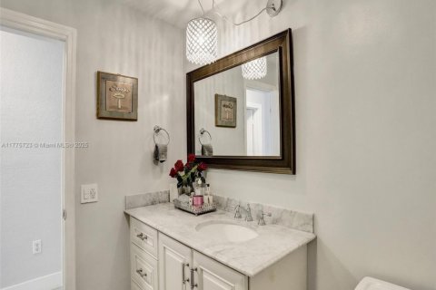 House in Dania Beach, Florida 4 bedrooms, 198.25 sq.m. № 1921074 - photo 23