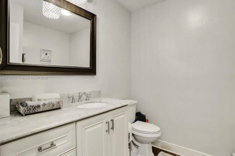 House in Dania Beach, Florida 4 bedrooms, 198.25 sq.m. № 1921074 - photo 21