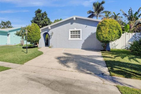 House in Dania Beach, Florida 4 bedrooms, 198.25 sq.m. № 1921074 - photo 25