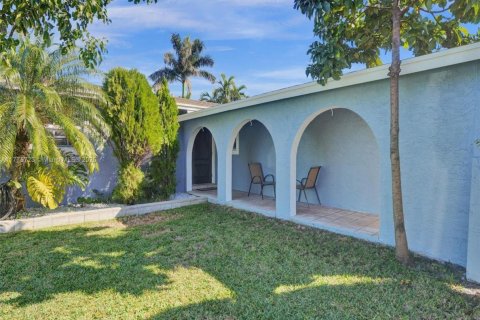 House in Dania Beach, Florida 4 bedrooms, 198.25 sq.m. № 1921074 - photo 24