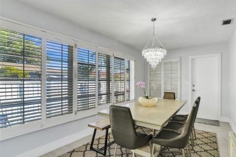 House in Dania Beach, Florida 4 bedrooms, 198.25 sq.m. № 1921074 - photo 9