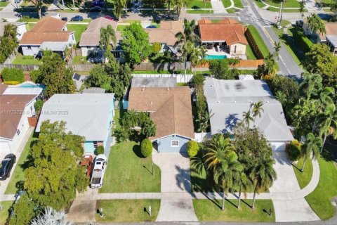 House in Dania Beach, Florida 4 bedrooms, 198.25 sq.m. № 1921074 - photo 26