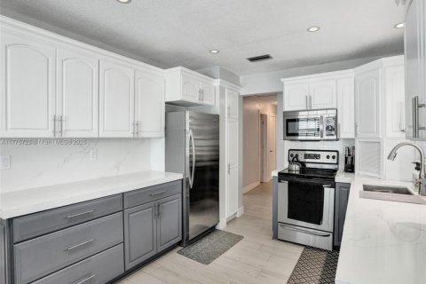 House in Dania Beach, Florida 4 bedrooms, 198.25 sq.m. № 1921074 - photo 4