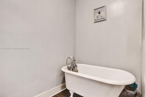 House in Dania Beach, Florida 4 bedrooms, 198.25 sq.m. № 1921074 - photo 22