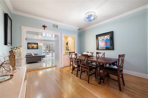 House in Miami, Florida 5 bedrooms, 272.76 sq.m. № 1540542 - photo 10