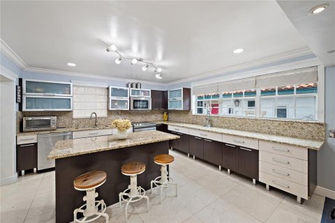 House in Miami, Florida 5 bedrooms, 272.76 sq.m. № 1540542 - photo 12