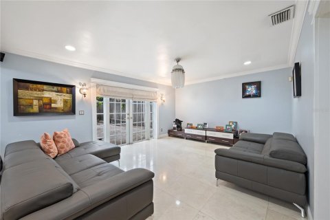 House in Miami, Florida 5 bedrooms, 272.76 sq.m. № 1540542 - photo 17