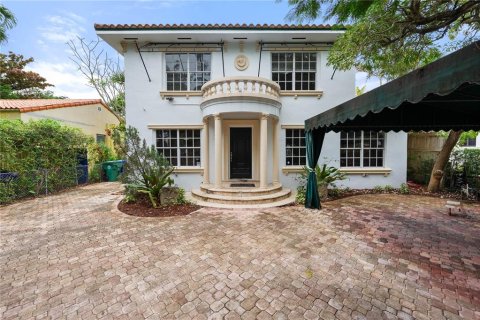House in Miami, Florida 5 bedrooms, 272.76 sq.m. № 1540542 - photo 1