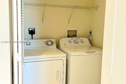 Condominio en alquiler en Aventura, Florida, 1 dormitorio, 79.9 m2 № 2032516 - foto 11