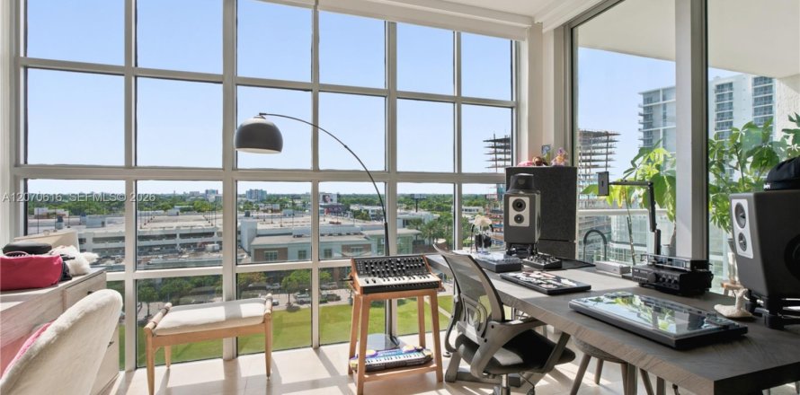 Estudio en el Condominio en Miami, Florida  № 2339888