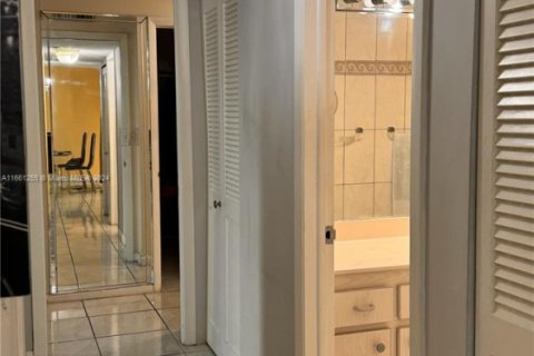 Condo in Hollywood, Florida, 2 bedrooms № 1959970 - photo 21