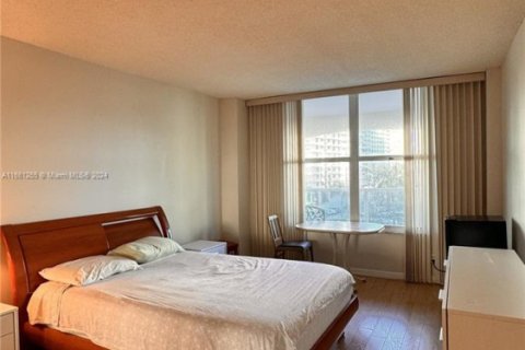 Condo in Hollywood, Florida, 2 bedrooms № 1959970 - photo 24