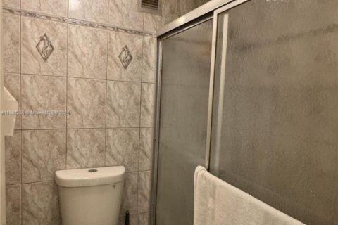 Condo in Hollywood, Florida, 2 bedrooms № 1959970 - photo 27