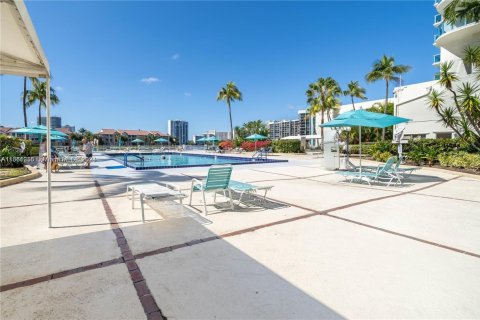 Condo in Hollywood, Florida, 2 bedrooms № 1959970 - photo 10