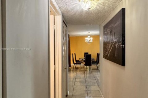 Condo in Hollywood, Florida, 2 bedrooms № 1959970 - photo 30