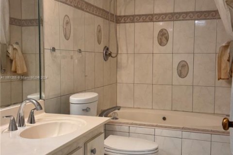 Condo in Hollywood, Florida, 2 bedrooms № 1959970 - photo 22